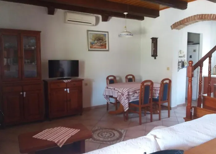 House With A Parking Space - 18805 Holiday home *