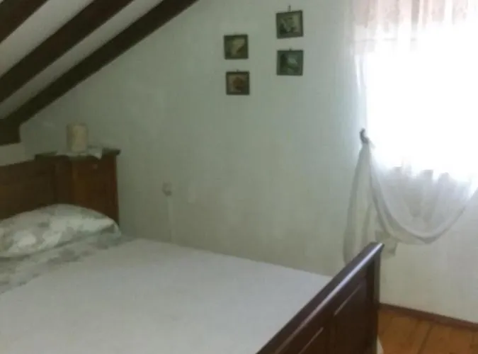 House With A Parking Space - 18805 *